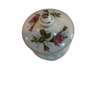 Vtg Porcelain Trinket Box MCM White with Roses Floral Grannycore Shabby Chic